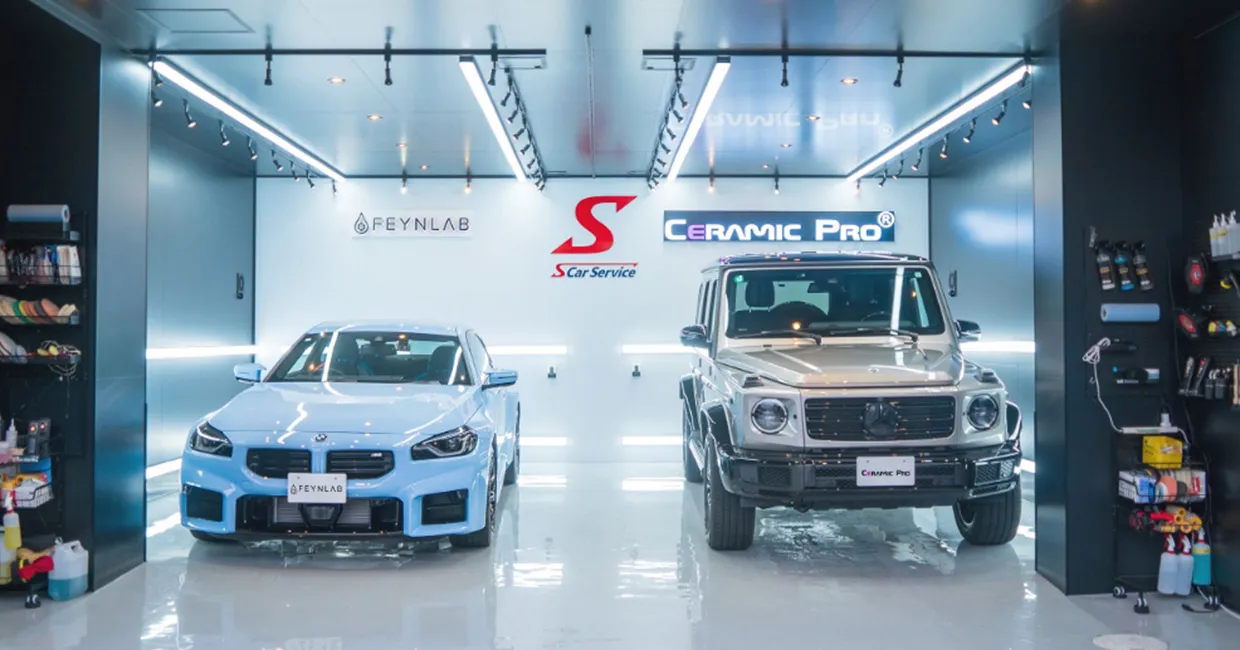 大型車も2台同時に作業できるセラミック専用ブース