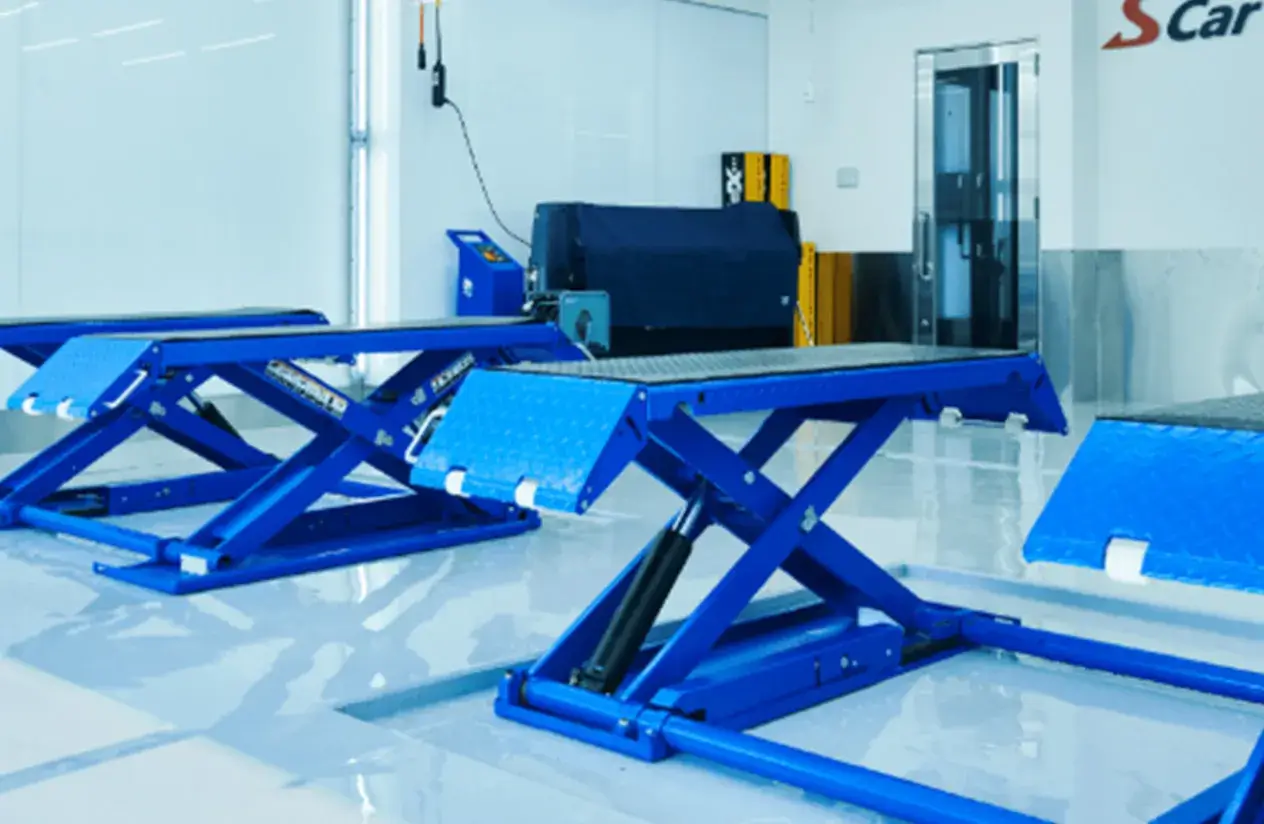 作業姿勢を安定させ、プロテクションフィルム施工の品質向上に貢献するリフト設備