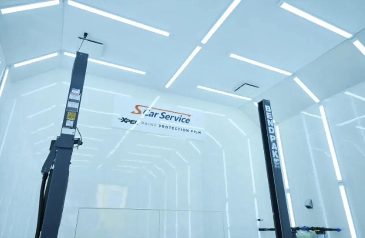 明るく精密な作業を可能にする高輝度LED照明を備えた施工エリア