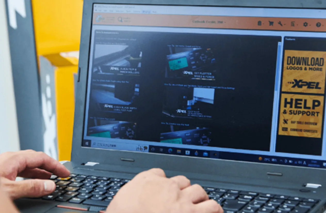 カッターを車体に当てない施工を実現するXPEL DAPのフィルムプレカット作業画面