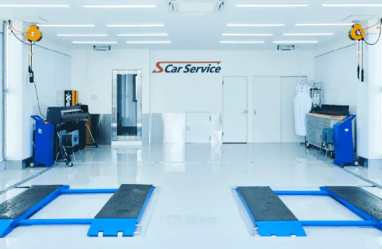 白基調のクリーンルームで塵を可視化しやすいプロテクションフィルム施工環境