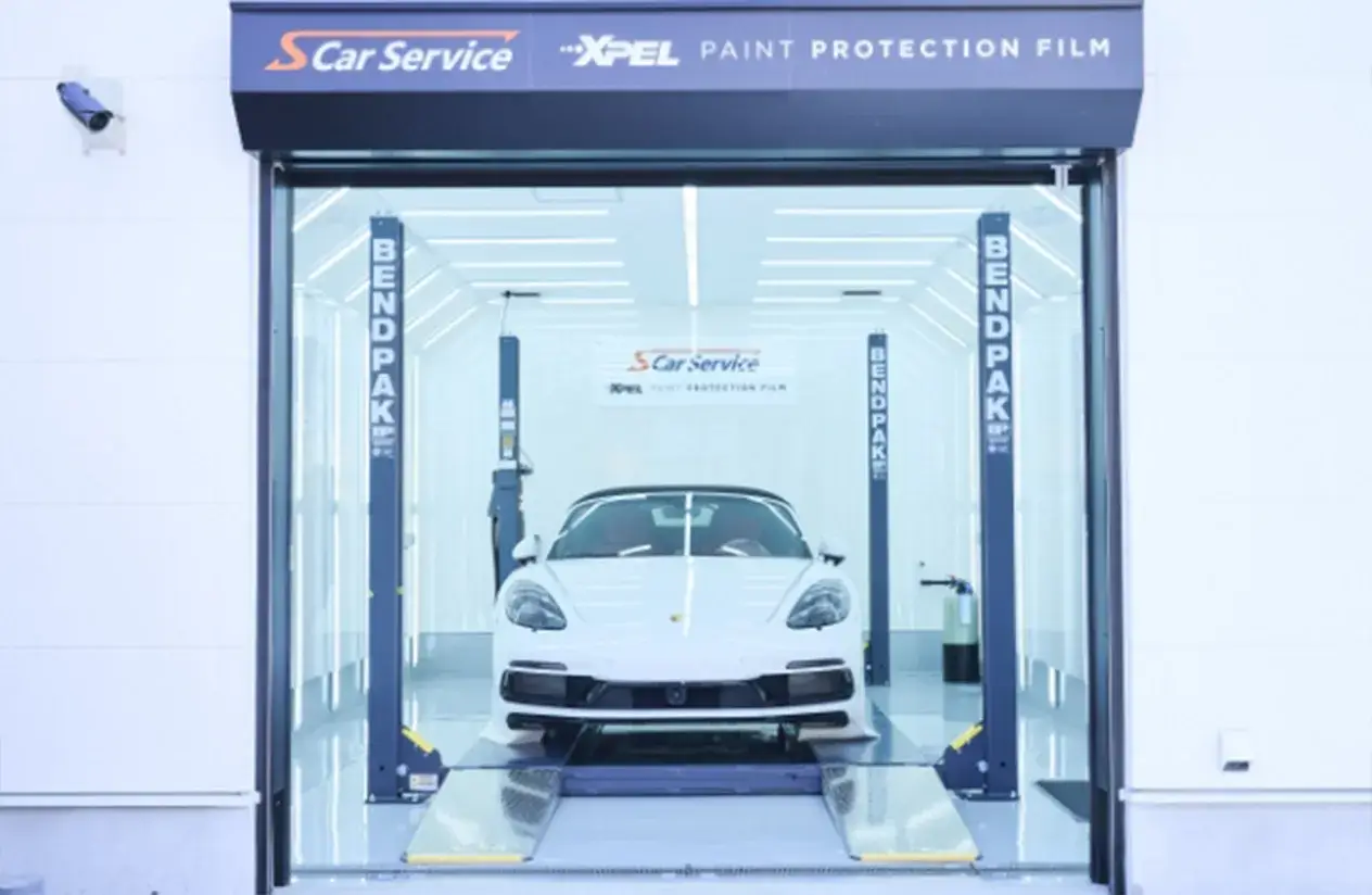 高透明アクリル板を採用した壁面で、ホコリや塵の混入リスクを軽減する施工環境