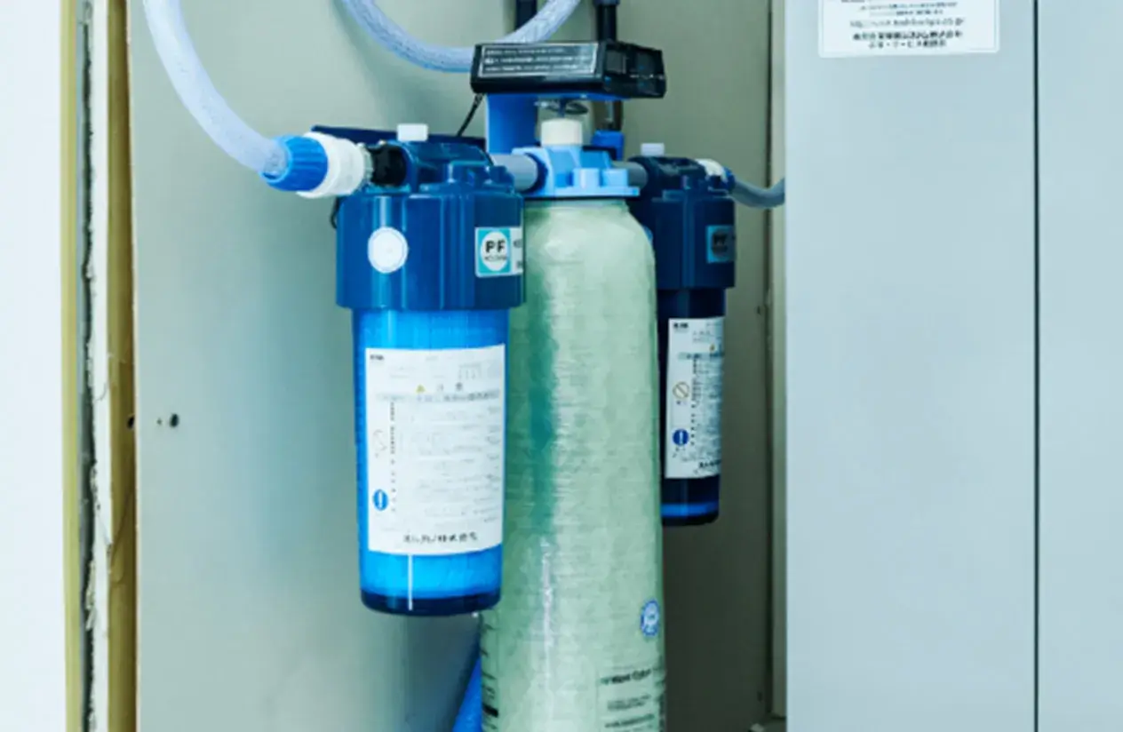 不純物の少ない純水を生成し、シミの付着を防ぐために使用しているオルガノ製純水装置