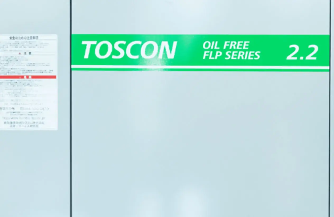 プロテクションフィルム施工の密着を阻害する油分をカットするためのオイルレスコンプレッサー機器