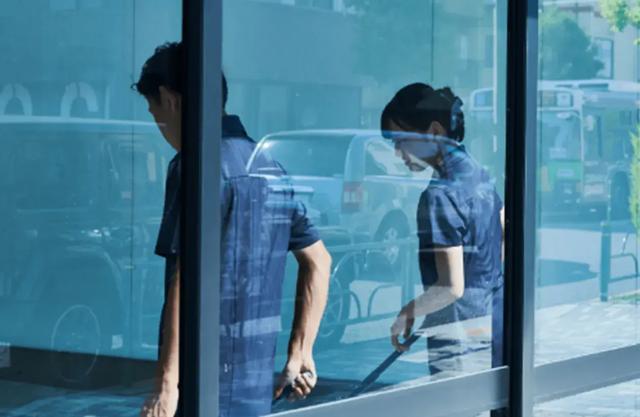 強い日差しの侵入を防ぐために熱吸収ガラスを採用した施工場ガレージ入口のガラス戸