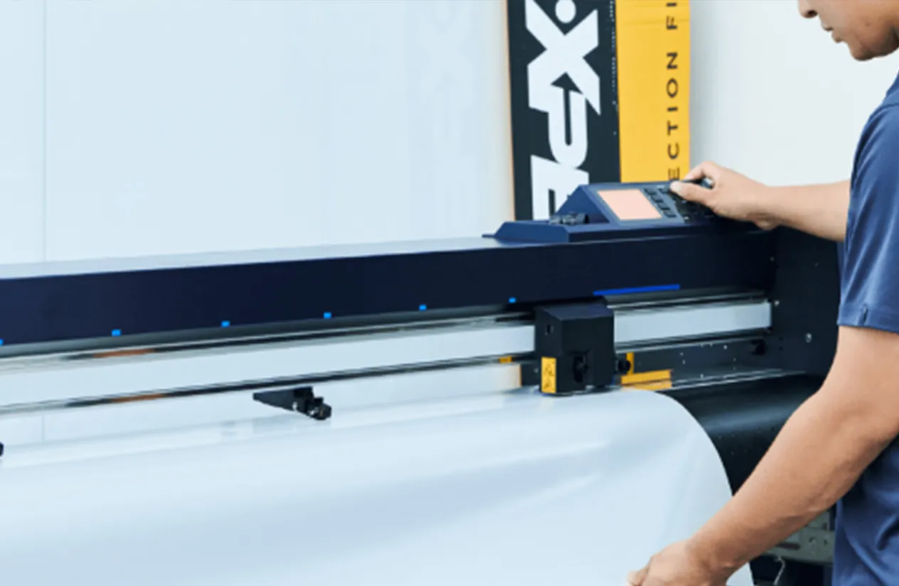 DAPシステムで車種専用データをもとにフィルムをカットしている様子