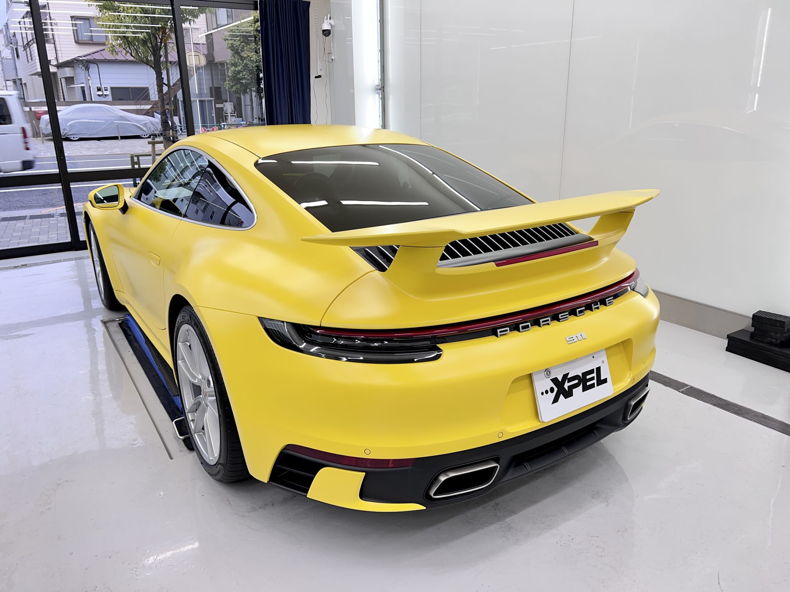 911 carrera rear view