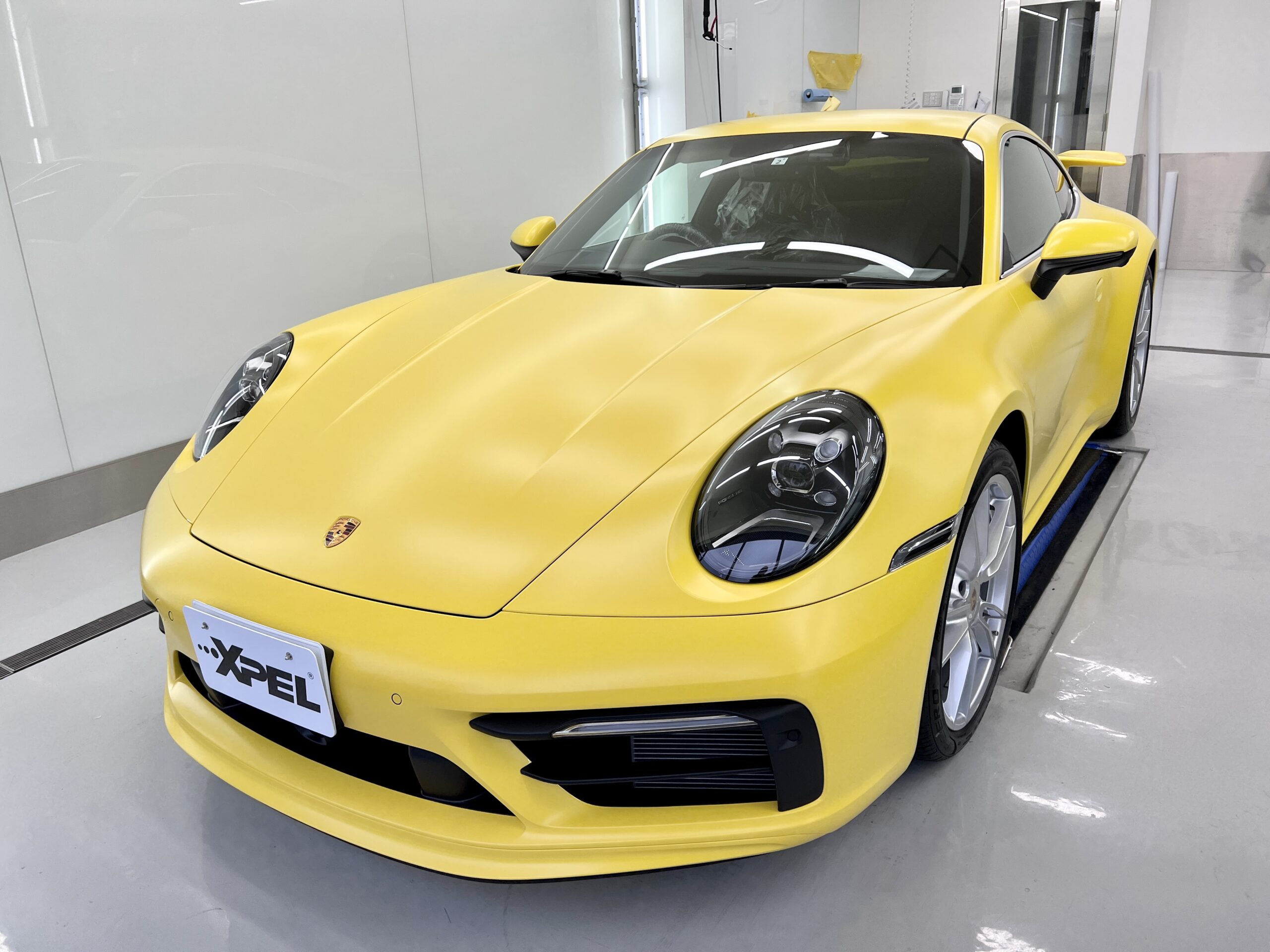 911 carrera front view