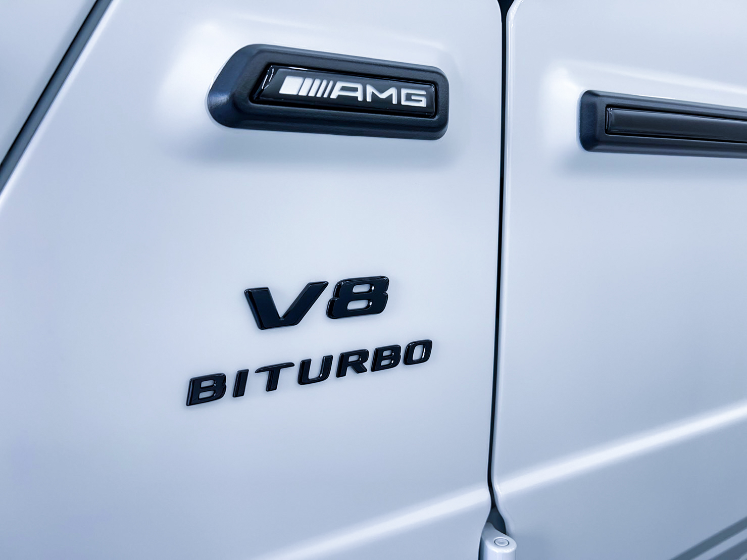 メルセデスAMG　G63　ゲレンデ　他社貼り替え　自社施工事例　フロントフェンダー　V8エンブレム