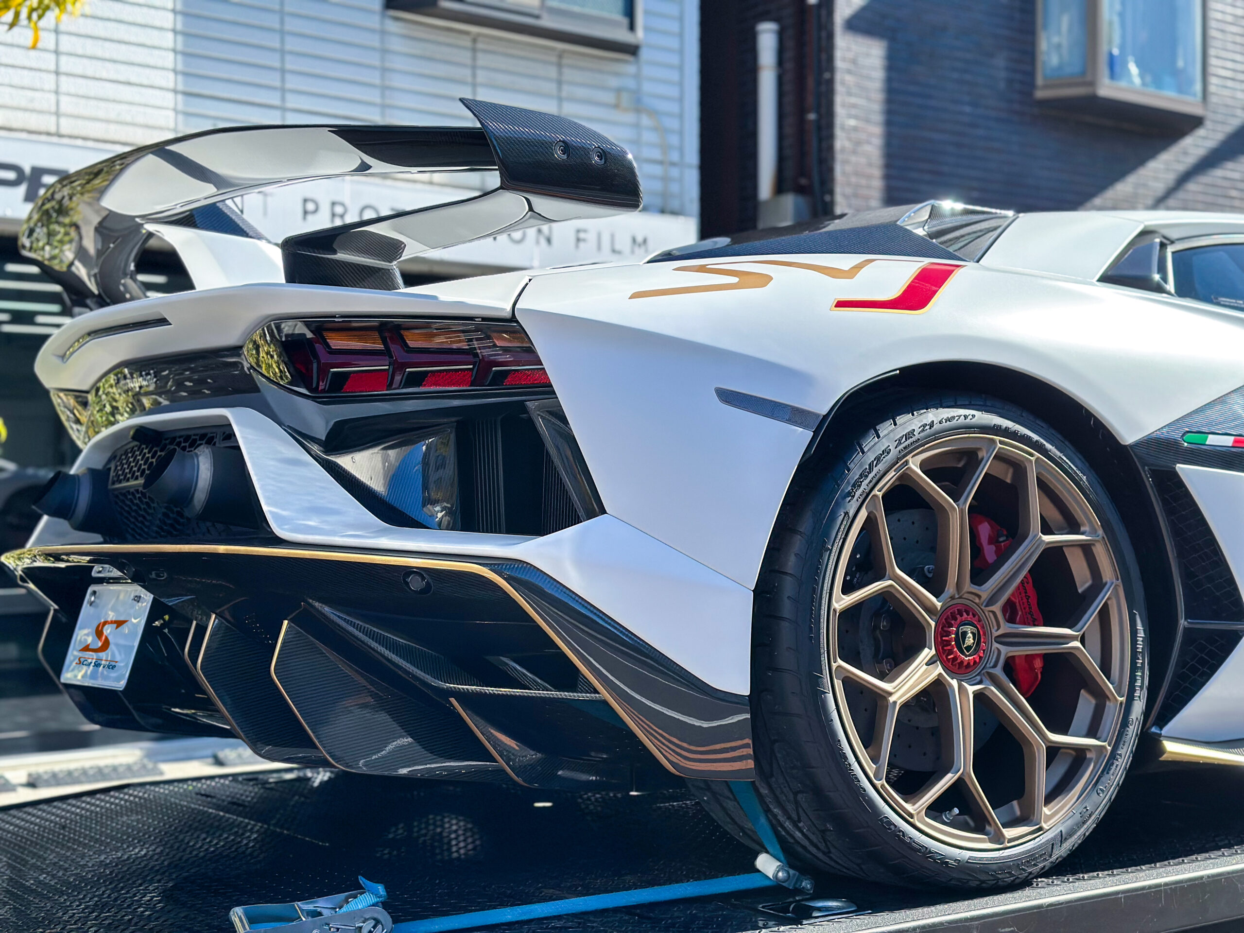 アヴェンタドールSVJにプロテクションフィルムを施工しました!