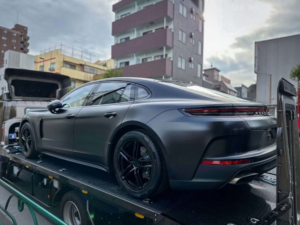 ポルシェ パナメーラにマットプロテクションフィルムを施工 積載車での納車対応