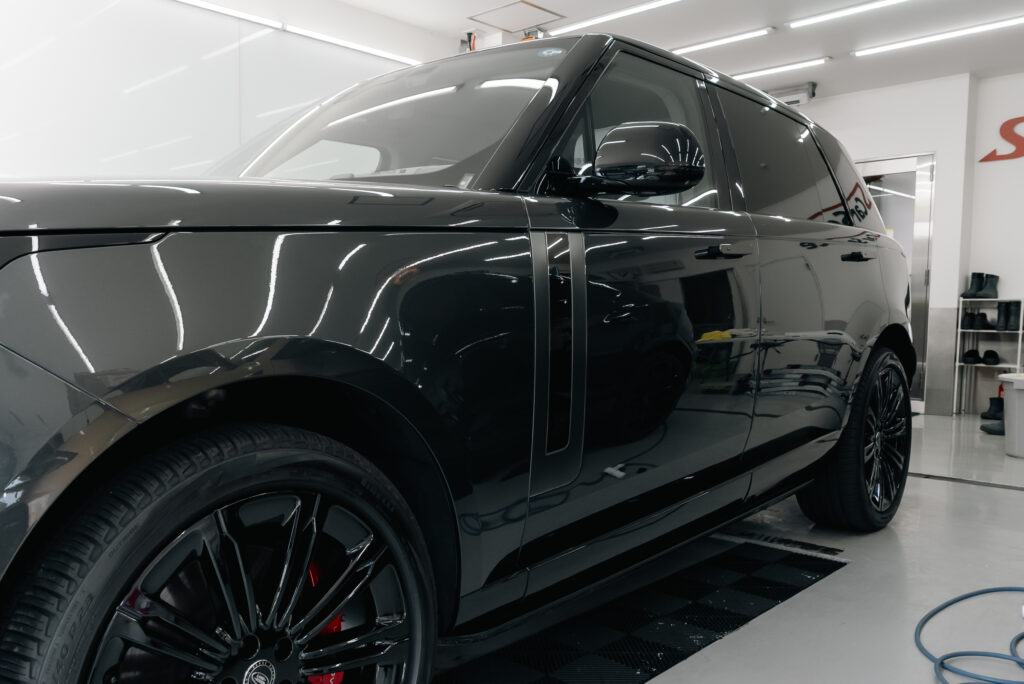 スマートカーサービスで施工したレンジローバーSVのプロテクションフィルム（XPEL STEALTH）外観