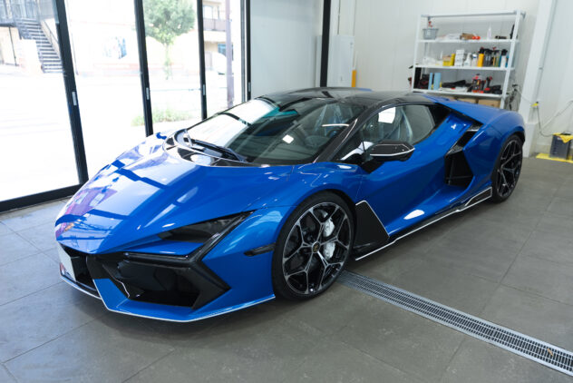 ランボルギーニ レヴエルトのボディ全体に施したプロテクションフィルム施工後の状態