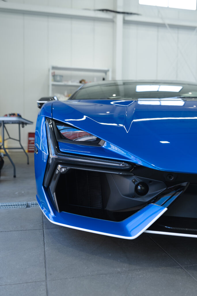 ランボルギーニ レヴエルトのヘッドライト専用プロテクションフィルム（スモーク加工）